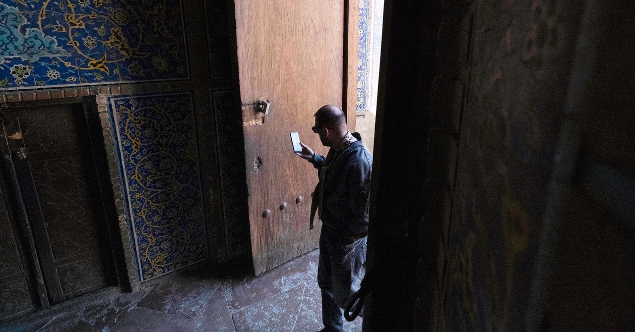 Iran’s Internet Blackout Adds New Dangers for Civilians Amid Israeli Bombings