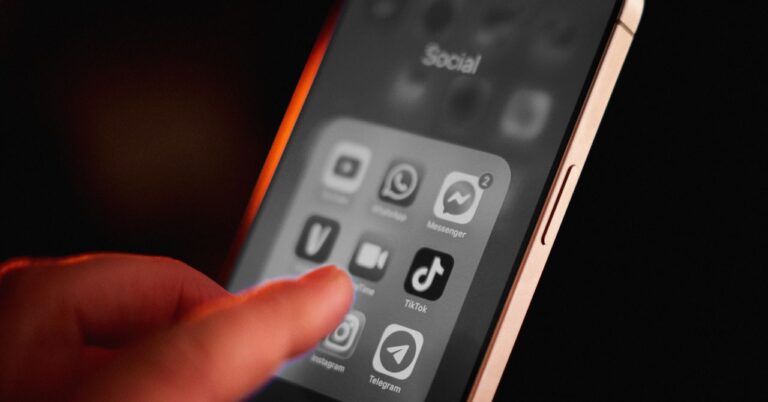 Diminish Distractions by Setting Your iPhone to Gray Scale When You’re Home